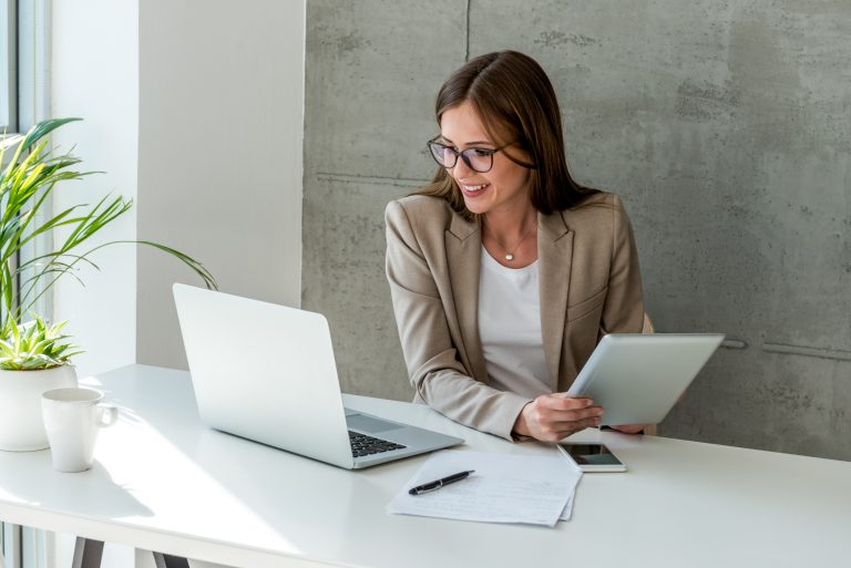 Immagine di una ragazza che sorride lavorando al computer